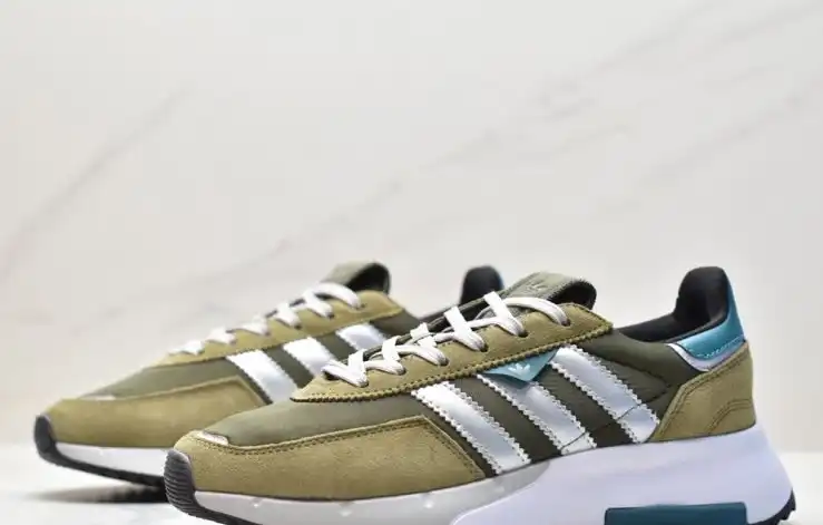 hype Adidas Sneakers