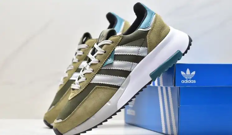 hype Adidas Sneakers