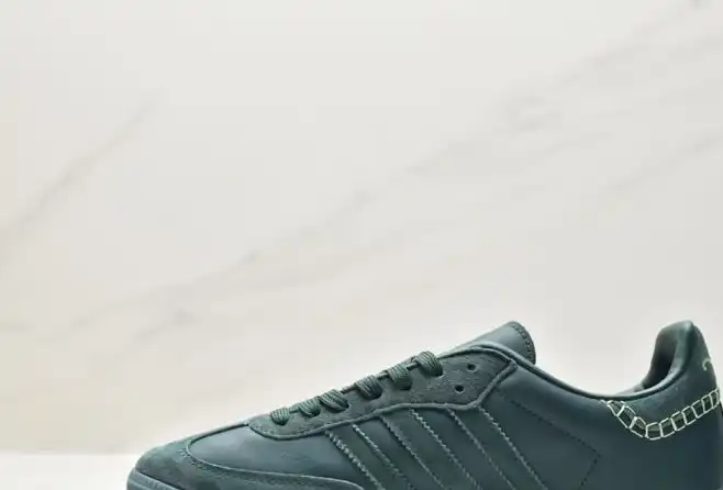 hype Adidas Sneakers