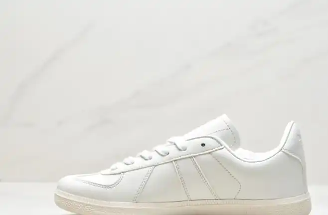 hype Adidas Sneakers