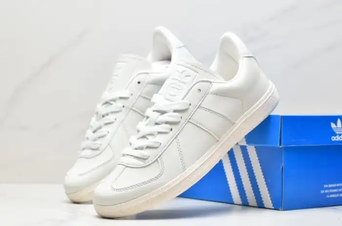 hype Adidas Sneakers