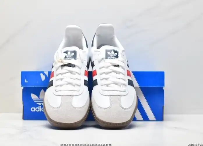 hype Adidas Sneakers