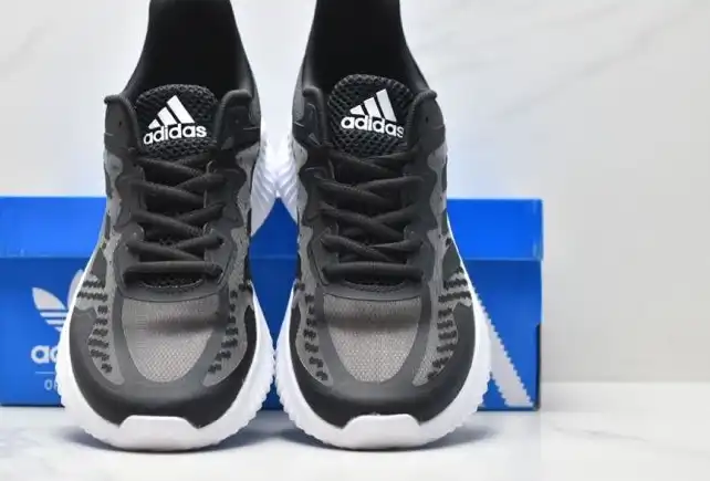 hype Adidas Sneakers