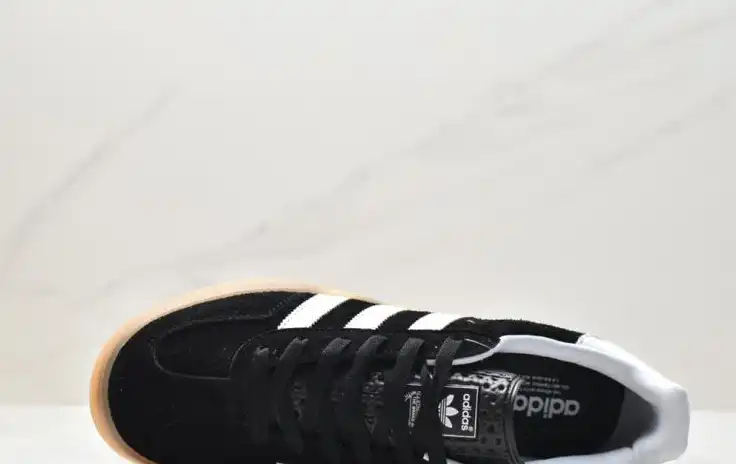 hype Adidas Sneakers