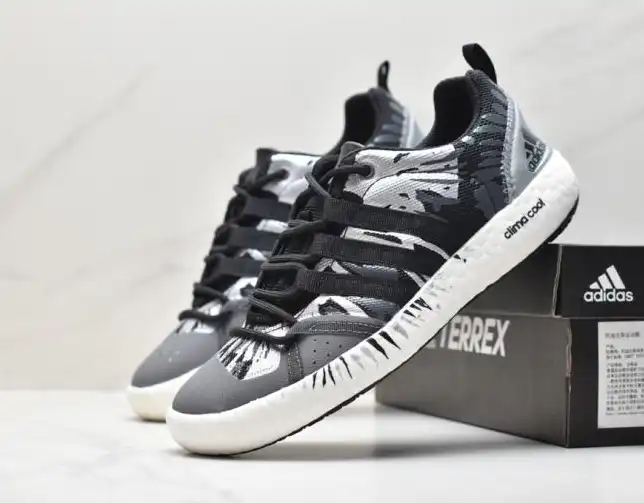 hype Adidas Sneakers