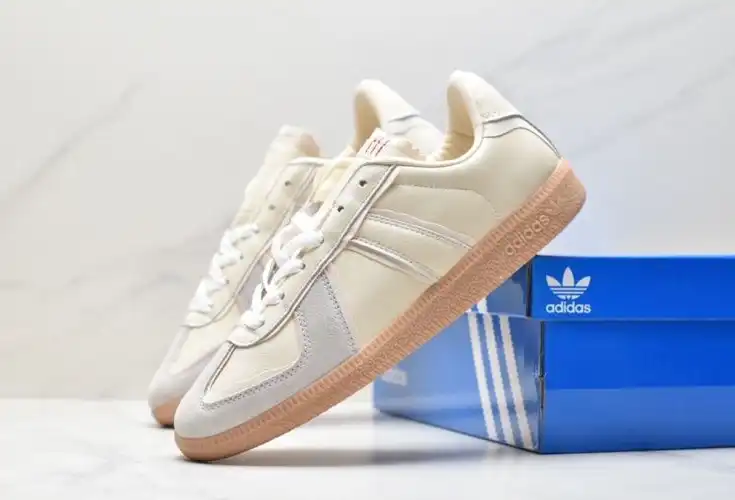 hype Adidas Sneakers