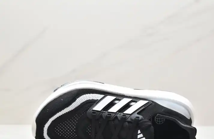 hype Adidas Sneakers