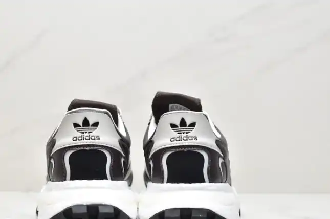 hype Adidas Sneakers