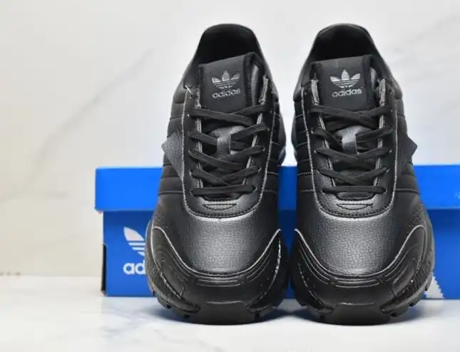 hype Adidas Sneakers