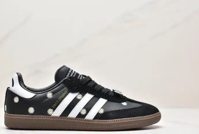 hype Adidas Sneakers