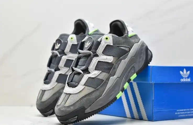 hype Adidas Sneakers