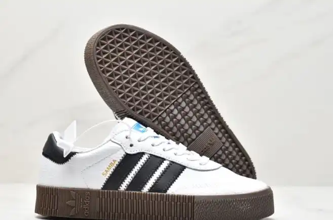 hype Adidas Sneakers