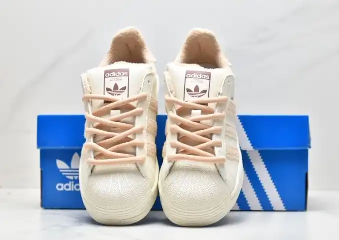 hype Adidas Sneakers