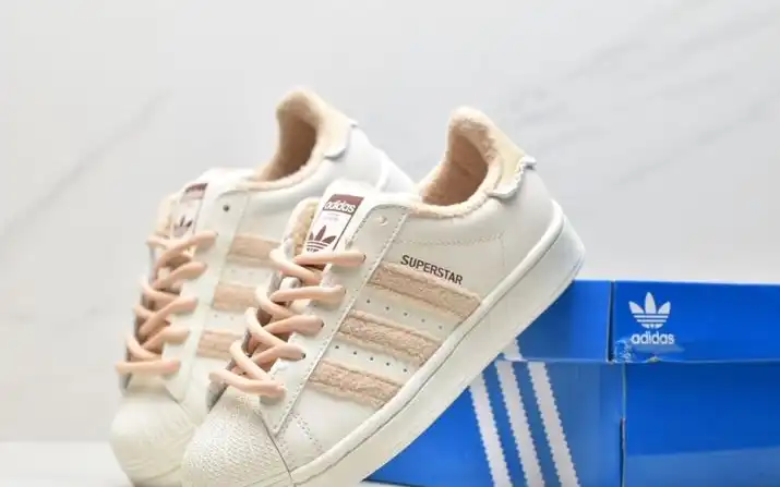 hype Adidas Sneakers