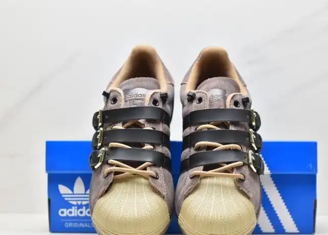 hype Adidas Sneakers