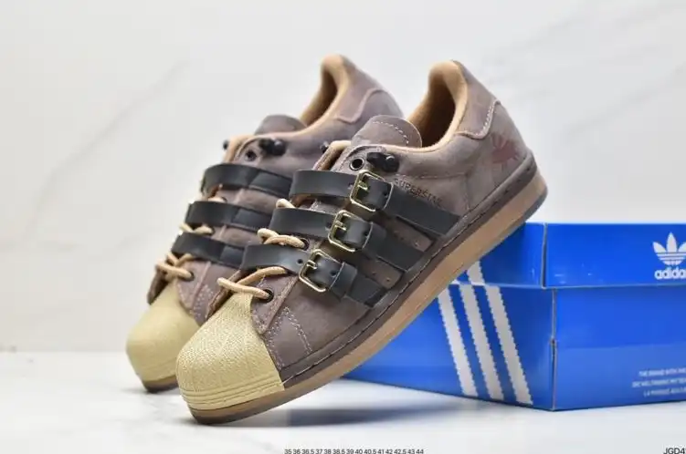 hype Adidas Sneakers