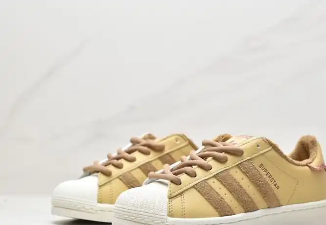 hype Adidas Sneakers