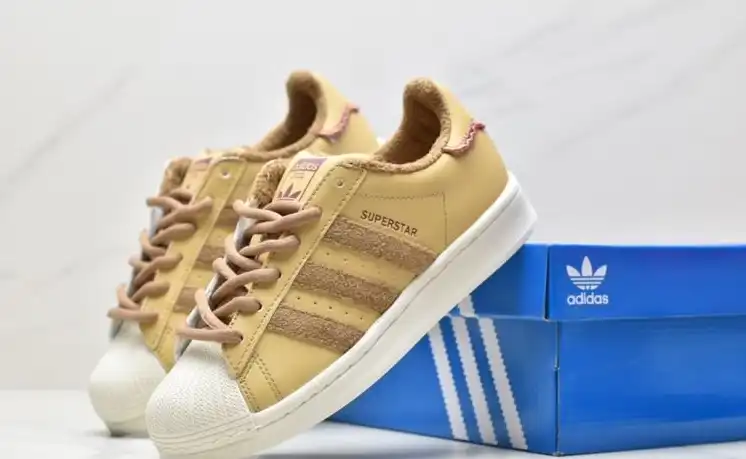 hype Adidas Sneakers