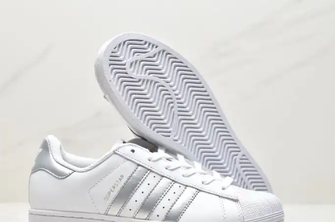 hype Adidas Sneakers