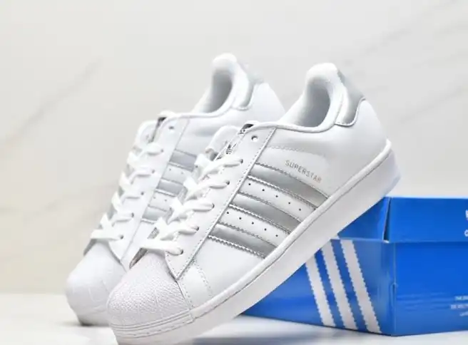 hype Adidas Sneakers