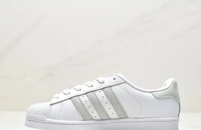 hype Adidas Sneakers