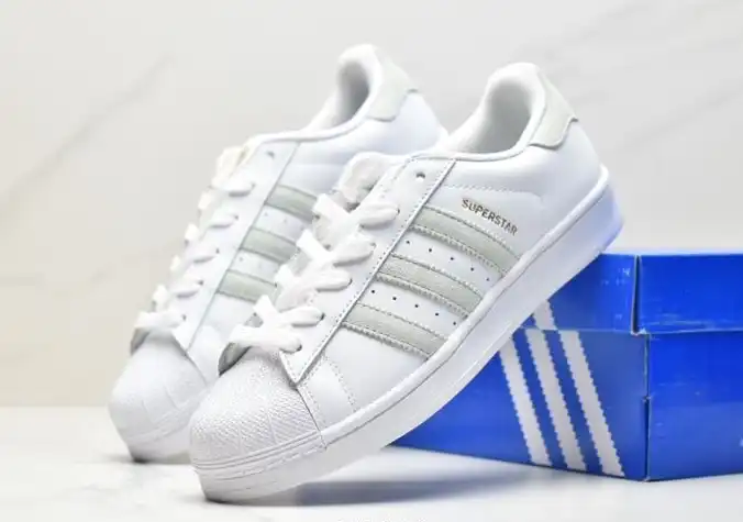 hype Adidas Sneakers