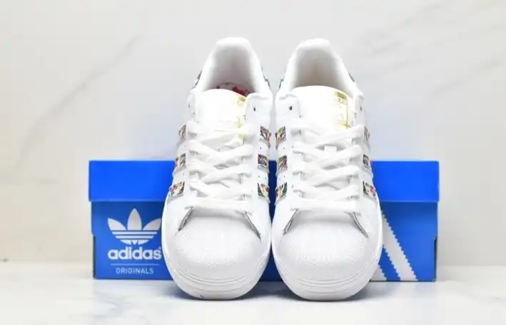 hype Adidas Sneakers