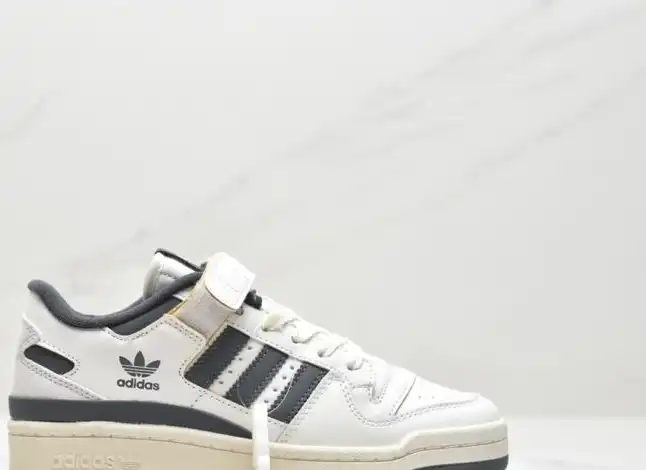 hype Adidas Sneakers