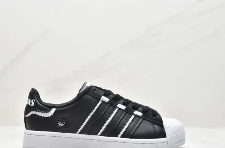 hype Adidas Sneakers