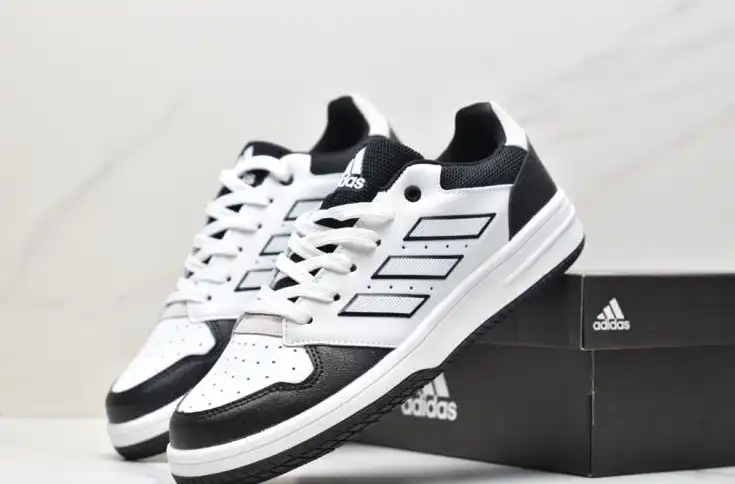 hype Adidas Sneakers