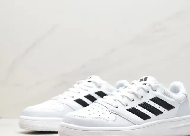 hype Adidas Sneakers