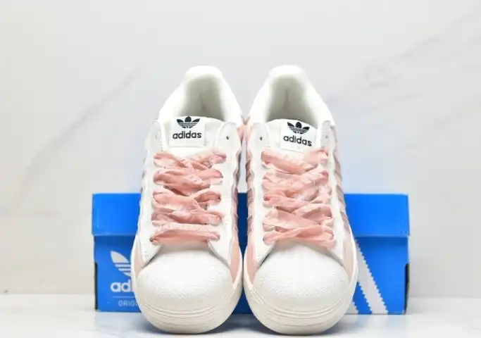 hype Adidas Sneakers