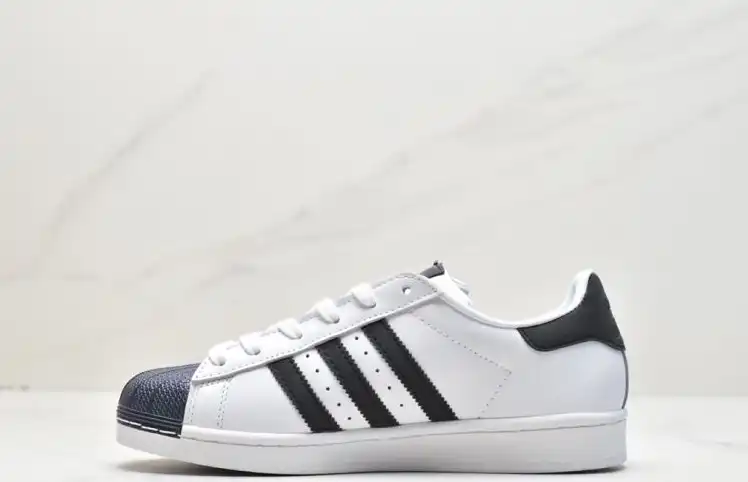 hype Adidas Sneakers