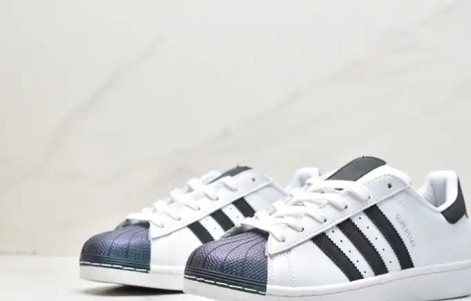 hype Adidas Sneakers