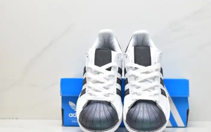 hype Adidas Sneakers