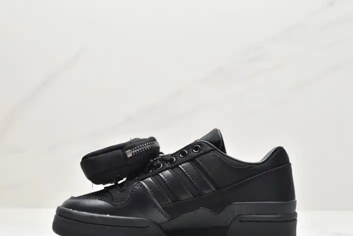 hype Adidas Sneakers