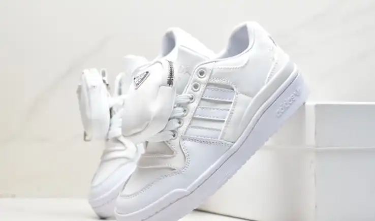 hype Adidas Sneakers