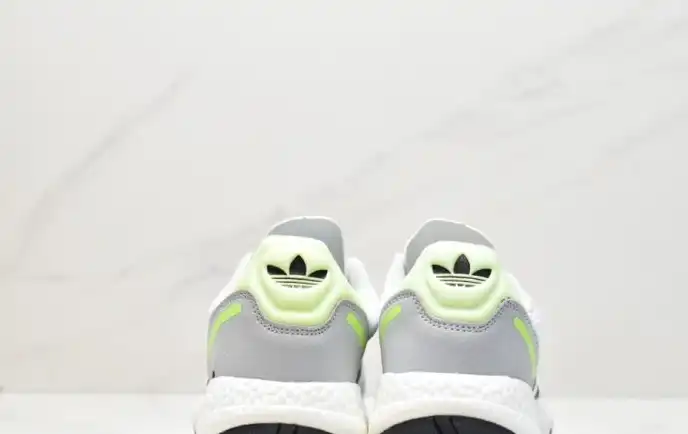 hype Adidas Sneakers