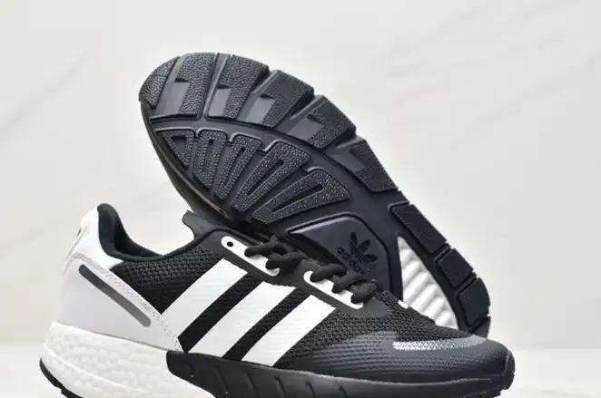 hype Adidas Sneakers