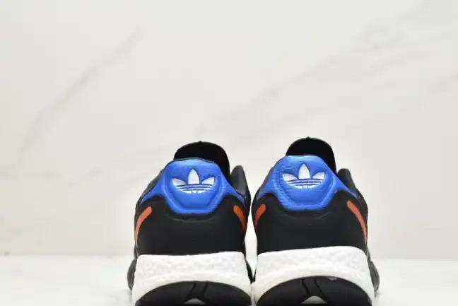 hype Adidas Sneakers