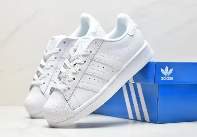 hype Adidas Sneakers