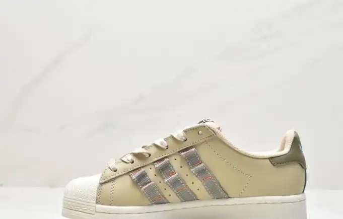 hype Adidas Sneakers