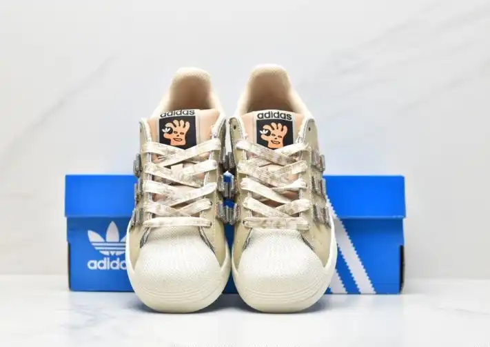 hype Adidas Sneakers