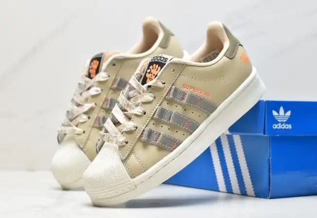 hype Adidas Sneakers