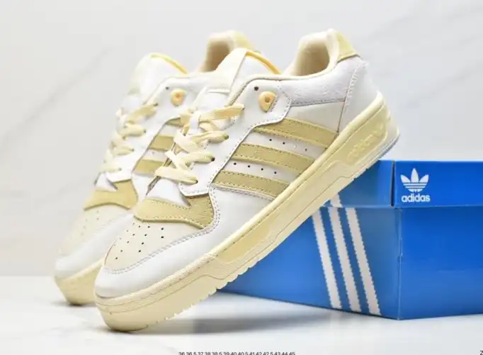 hype Adidas Sneakers