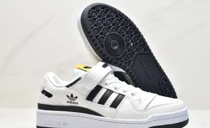 hype Adidas Sneakers