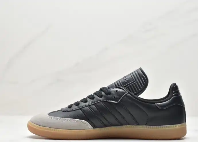 hype Adidas Sneakers