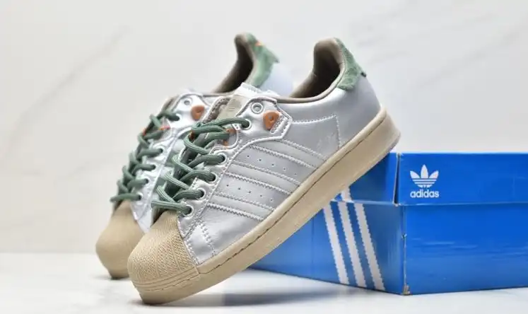 hype Adidas Sneakers