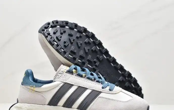 hype Adidas Sneakers