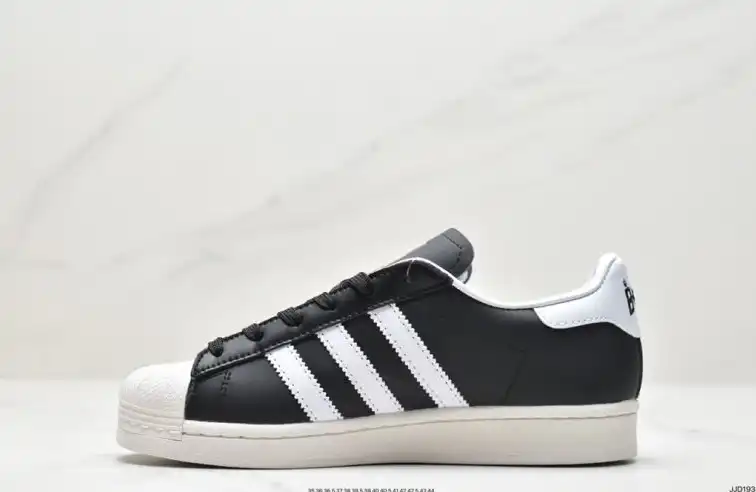 hype Adidas Sneakers